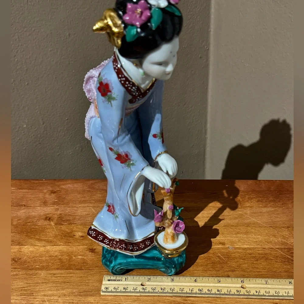 Japanese Geisha Girl Figurine Hand Painted Porcelain Collectible 🏯